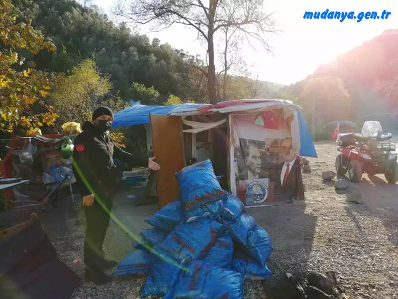 Mudanya Şükrü Çavuş Mahallesi Muhtarı Şeref ŞAŞ yardım isteyen ailenin çağrısına duyarsız kalmadı. Şükrü Çavuş Mahallesinde kendisine gelerek yardım isteyen 11 yaşındaki küçük kızın tarif ettiği Halitpaşa Mahallesi Karanlık Dere Mevkiine giden ŞAŞ sefaletle karşılaştı.