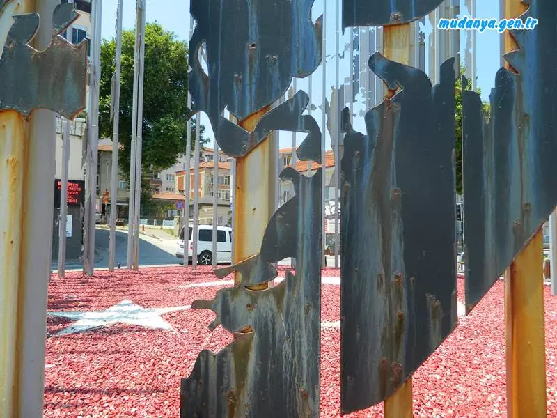 Mudanya'da Utanç Verici Durum Atatürk silueti Pas içinde