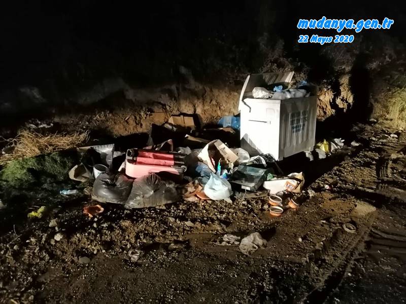 21 Mayıs Akşamı Şafak Sitesi az ilerisi Villalar Önündeki durum. Not. Aldığımız bir vatandaş serzenişi nedeniyle bu alana 2 gece üst üste gittik saat 01:00 civarları. Vatandaş bu bölgenin yaklaşık bir aydır layıkı-ı vechile temizlenmediğini Korona Virüs tehlikesinin devam ettiğini çocukların zaman zaman bölgede oynadıklarını , çöp konteynerlerinin taştığını söyledi.