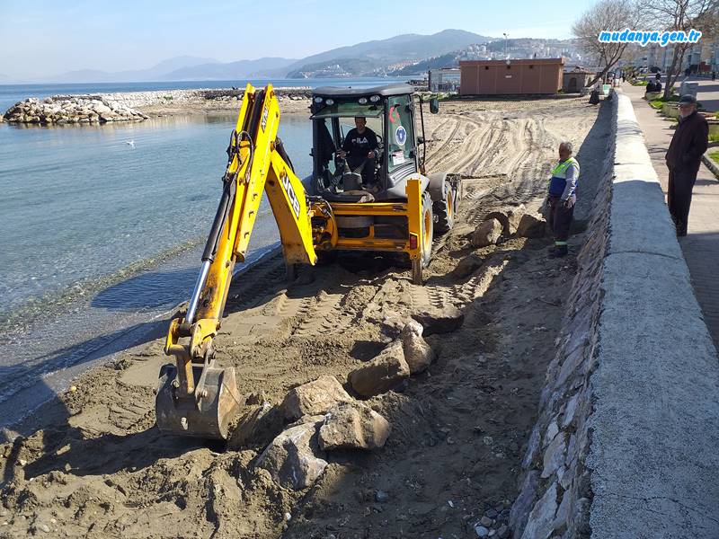 Bursa Büyükşehir Belediyesi tarafından yaklaşık 115 kilometre deniz sahili ve 180 kilometrelik göl sahillerinde bulunan plajlar yaza hazırlanıyor. Kış ayları boyunca plajları kaplayan yabancı otlar temizlenirken, kum eksilmesi yaşanan bölgelere kum takviyesi yapılıyor.