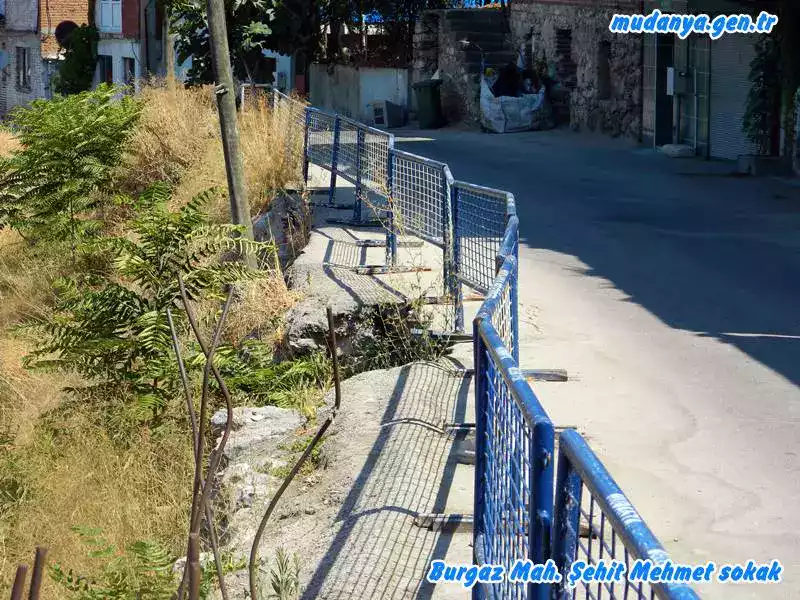 Mudanya Burgaz Mahallesi Şehit Mehmet Sokak'ta yaşanan heyelan mahalle sakinlerini tedirgin ediyor. Adım adım geliyorum diyen felakete Mudanya Belediyesince başvuru yapıldığı halde 3 yıldır gereken tedbirlerin alınmaması hem işlek sokağı kullanmak zorunda olan araç sürücülerini hem de sokak sakinlerinin endişelerinin artmasına neden oldu. Sokakta yaşananları Burgaz Yalı Mahallesi Muhtarı Nejdi Dilsiz, şehit Mehmet sokağında ikamet eden akarabaları olması nedeniyle kameralarımıza anlattı. Bölge esnafıda durumdan oldukça rahatsız.