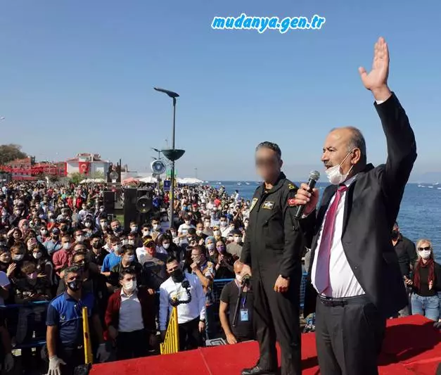 Mudanya'da 11 Ekim 2020 günü gökyüzünde SOLOTÜRK gösteri uçağımızın bizleri onurlandıran müthiş bir performansı vardı. Yeryüzünde ise müthiş bir koronavirüs rezaleti. Fotoğraf her şeyi anlatıyor. Nerede sosyal mesafe?