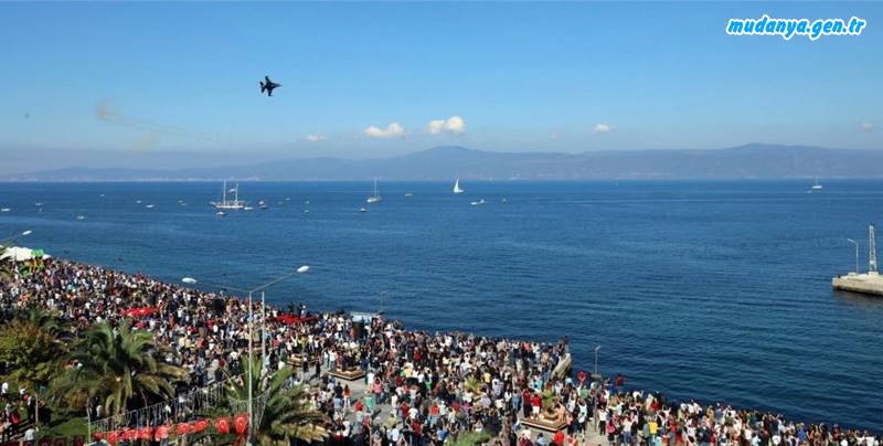 Mudanya'da 11 Ekim 2020 günü gökyüzünde SOLOTÜRK gösteri uçağımızın bizleri onurlandıran müthiş bir performansı vardı. Yeryüzünde ise müthiş bir koronavirüs rezaleti. Fotoğraf her şeyi anlatıyor. Nerede sosyal mesafe?