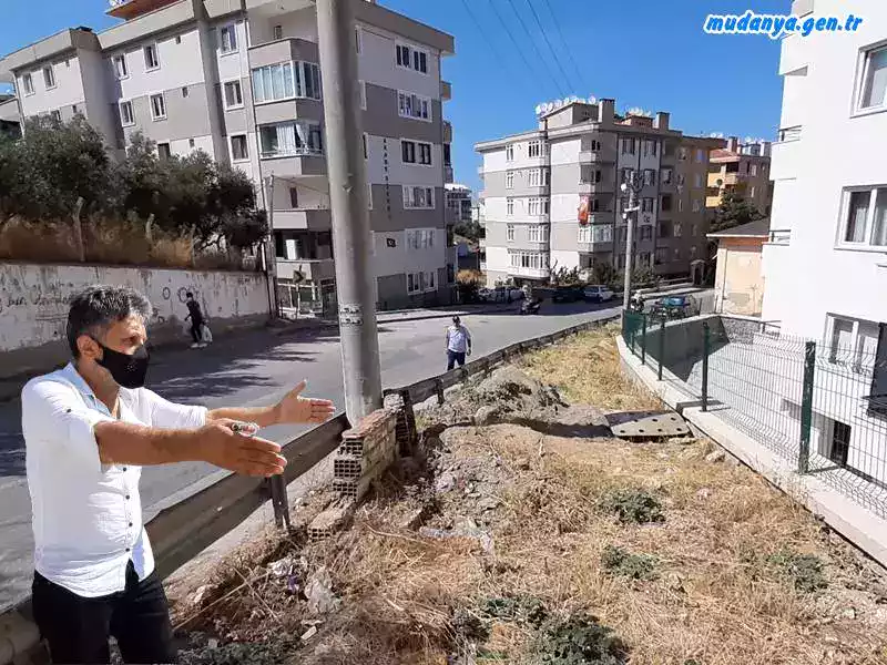 Şükrü Çavuş Mahallesi su deposu caddesi Mudanya Olması Gereken Yere Kaldırım Yapılamıyor