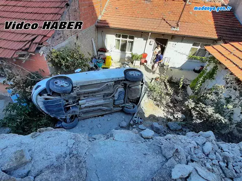 Mudanya Hasanbey Mahallesi Dikbayır sokakta aracıyla rampa aşağı inerken virajı alamayan sürücü, önündeki istinat duvarını ve tel örgüleri aşarak 3,5 metre aşağıdaki evin bahçesine uçtu.