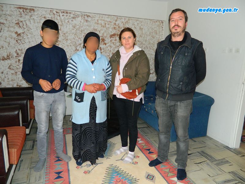 Mudanya Karanlıkdere mevkiinde ev kirasını ödeyemediği için bir yıldır 17 yaşındaki oğluyla derme çatma barakasında yaşam mücadelesi veren T.T ve oğlu kendileri için kiralanan konuta taşındılar.