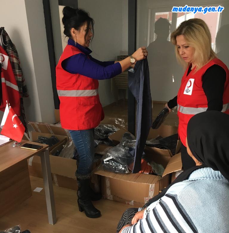 Kızılay Derneği Mudanya Şubesi Karanlıkdere mevkiindeki derme çatma barakasındaki zor yaşam şartlarından Milliyetçi Hareket Partisi Mudanya İlçe Teşkilatı ve Mudanya Kaymakamlığının desteğiyle kurtarılarak apartman dairesine yerleştirilen TT ve açık lisede tahsiline devam eden 17 yaşındaki oğluna gıda ve giysi yardımında bulundu.