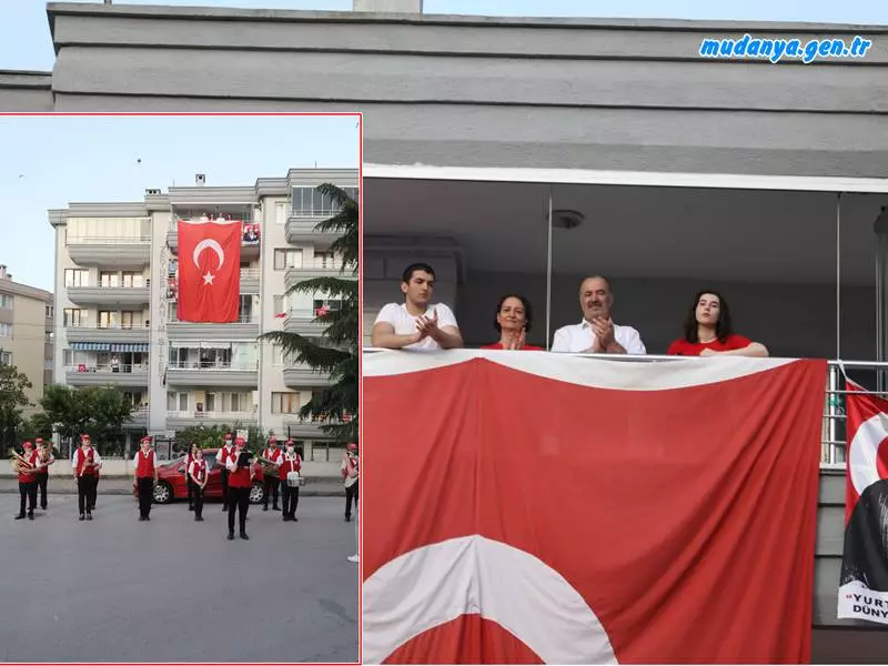 Mudanya Belediye Başkanı Hayri Türkyılmaz evinde 19 Mayısı Bandı İle Kutladı