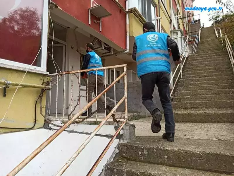 Mudanya Ülkü Ocakları Eğitim ve Kültür Vakfı ; Koronavirüsü sebebiyle Mudanya Halkı’nın yaşadığı zor günlerde, başlattığı yoğun çalışmalarını hayırseverlerin yapmaya devam ettikleri bağışlarlara birlikte arttırarak devam ediyor. Mudanya Ülkü Ocakları Eğitim ve Kültür Vakfı özellikle salgın nedeniyle işlerinden çıkarılan ya da işyerleri kapatılmış olupta günlük gelirle hayatlarını devam ettirmek durumunda olan Mudanyalıların artan sıkıntılarının giderilerek toplumsal barışımızın devamı noktasında varlıklı olan hayırseverlerin destek ve bağışlarını ihtiyaç sahiplerine ulaştırıyor