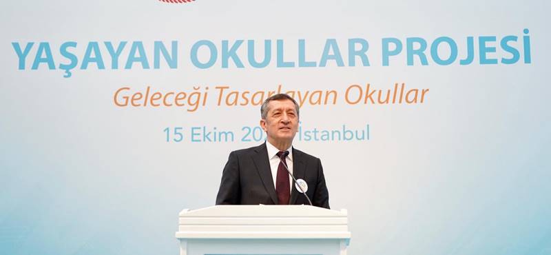 Mudanya'nın Tirilye Mahallesi'ndeki Zeytinbağı Ortaokulu Milli Eğitim Bakanlığı'nca (MEB) 15 gönüllü mimar tarafından öğrencilerin farklı ihtiyaçları dikkate alınarak "Yaşayan Okullar Projesi" adıyla hazırlanan 23 projeden biri oldu.