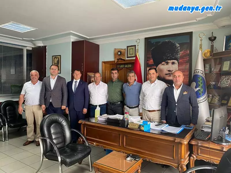 Marmarabirlik Genel Başkanvekili ve Mudanya delegesi Şevket Karagöz’ün vefatı sonrasında 150 Sayılı Mudanya Zeytin Tarım Satış Kooperatifi yönetiminde kan değişimi yaşandı. 9 Yılı başkanlık olmak üzere 12 yıldır yönetimde bulunan Ali Yıldız, Üst birlikten gelen davet üzerine görevini Yönetim Kurulu Üyesi Cüneyt Soylu'ya devretti.
