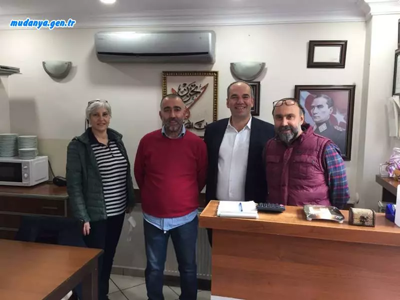 Mudanya Esnaf ve Sanatkârlar Odası Başkanı Ertan ABDULAZİZOĞLU, Genel Sekreter Belgin ADIYAMAN ile birlikte Halitpaşa Caddesi esnaflarını ziyaret ettiler. Esnaflarla hasbihal eden Oda Başkanı ABDULAZİZOĞLU hal hatır sordu, esnafın Mudanya Esnaf Ve Sanatkârlar Odası'ndan hizmet alma ve iletişime geçme noktasında herhangi bir sorun yaşayıp yaşamadığını sordu.