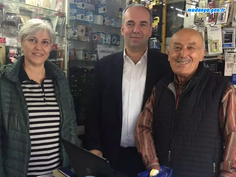 Mudanya Esnaf ve Sanatkârlar Odası Başkanı Ertan ABDULAZİZOĞLU, Genel Sekreter Belgin ADIYAMAN ile birlikte Halitpaşa Caddesi esnaflarını ziyaret ettiler. Esnaflarla hasbihal eden Oda Başkanı ABDULAZİZOĞLU hal hatır sordu, esnafın Mudanya Esnaf Ve Sanatkârlar Odası'ndan hizmet alma ve iletişime geçme noktasında herhangi bir sorun yaşayıp yaşamadığını sordu.