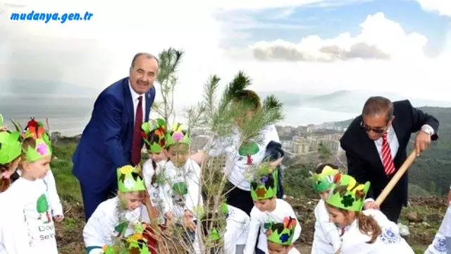 Memleket Partisi Mudanya Belediyesi MeclisÜyesiMehmet Er, Belediye Başkanı Hayri Türkyılmaz'ın algı belediyeciliği yaptığı vurgusunu yineleyerek  2014yılı öncesinde dönemin belediye başkanı Hasan Aktürk zamanında iş insanı merhum Agâh Bursalı’nın adını taşıyan hatıra ormanı ve sokak hayvanları için güneş enerjili bir besleme ünitelerinin yok edildiğini açıkladı. 