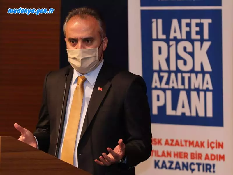 Bursa Büyükşehir Belediye Başkanı Alinur Aktaş, gerek afetin yaşanmaması, gerekse afet sonrası sürecin sağlıklı şekilde yürütülmesi adına atılacak her hamlenin önemli olduğunu belirterek, yakın zamanda tüm ilçeleri kapsayacak şekilde kaçak yapıyla mücadele konusunda hazırlanacak raporu Bursa Valisi Yakup Canbolat’a sunacaklarını belirtti.