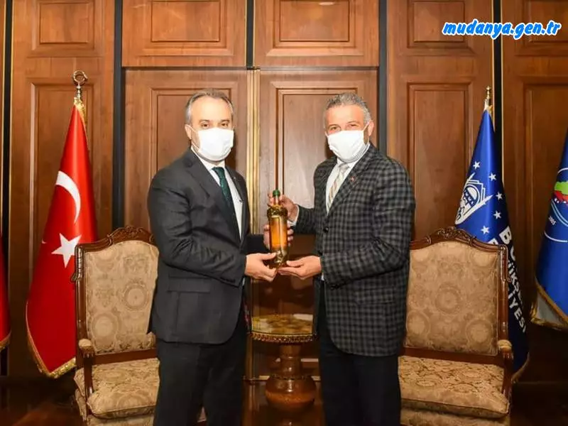 Mudanya Esnaf ve Sanatkârlar Odası Başkanı Ertan Abdulazizoğlu ve yönetim kurulu, Esnaf Kredi ve Kefalet Kooperatifi Başkanı Tahammül İlhan ve yönetimi ile birlikte Büyükşehir Belediye Başkanı Alinur Aktaş'ı makamında ziyaret etti.