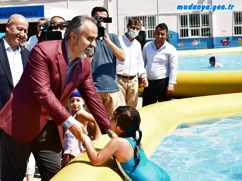 Başkan Alinur Aktaş, “Fakat Mudanya Belediyesi 2019 yılında mahkemeye müracaat ederek, bütün binasını biz yapmamıza rağmen yüzme havuzunu elimizden alındı. Fakat hala faal değil, hala çalışmıyor. Ama biz çocuklarımızın oradaki ihtiyacını karşılamak için bu proje kapsamında Mudanya’ya da havuz kurduk. Yeter ki çocuklarımız mutlu olsun” diye konuştu.