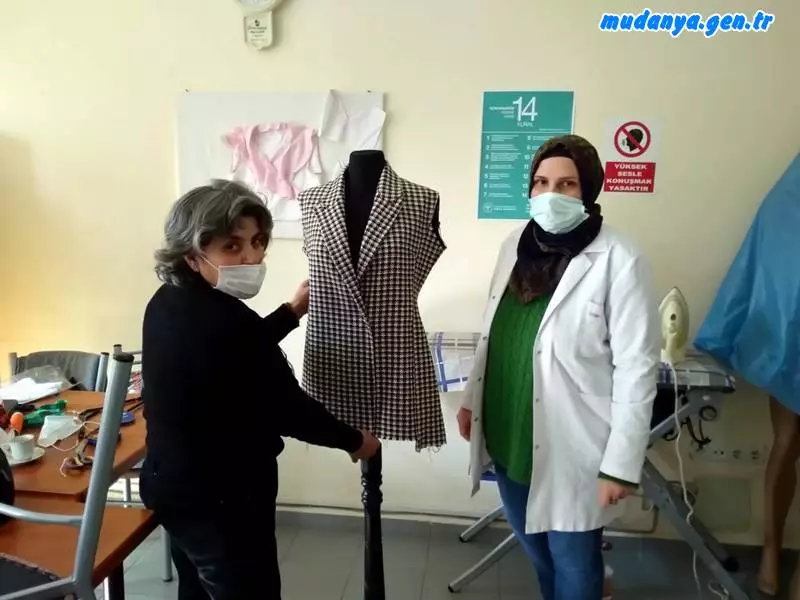 Mudanya Halk Eğitim Merkezi’nde devam eden meslek edindirme kurslarından biri olan Giyim Kursu’na gelen ev kadınları hem kendi modasını oluşturuyor hem de ürettiği giysileri satarak aile bütçesine katkıda bulunuyor.
