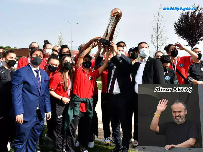 Şampiyon periler kupayı hastaneye götürdü Başkan Alinur Aktaş duygulandı.