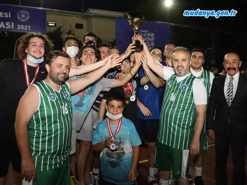 Bursa Büyükşehir Belediyesi tarafından yenilenen Mudanya Basketbol sahası, Başkan Alinur Aktaş’ın da olduğu Büyükşehir Takımı ile Mudanya sakinlerinden oluşan İhtiyar Delikanlılar Takımı arasındaki çekişmeli maça ev sahipliği yaptı. Başkan Aktaş’ın 3 sayı kaydettiği maç, 6-6 beraberlikle sonuçlandı.