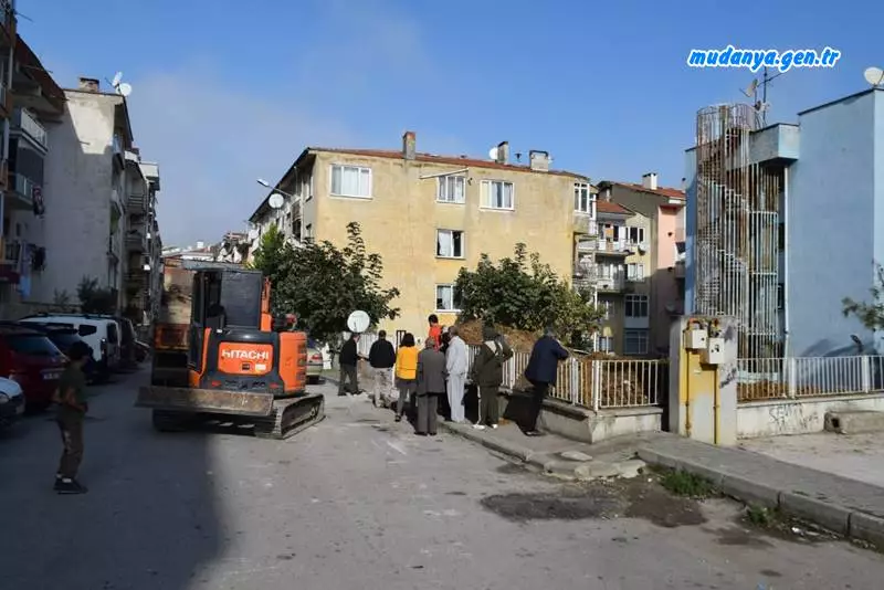 PTT binası arkası, Ömerbey Mahallesi, Şehit Küçük Ahmet Sokak Mudanya'da yapılması planlanan ve hiç kimseye sorulmadan hemen kazıma başlanılan GSM BAZ İstasyonuna mahalleli tepki göstererek, çalışmayı durdurdu.