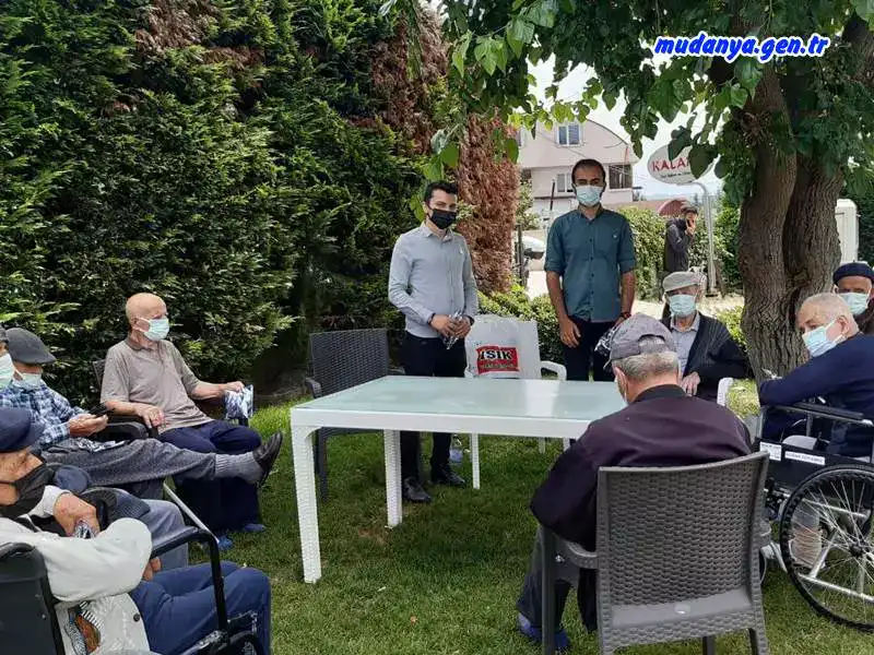 İYİ GENÇLİK BABALAR GÜNÜNDE HUZUR EVİ ZİYARETİ YAPTI