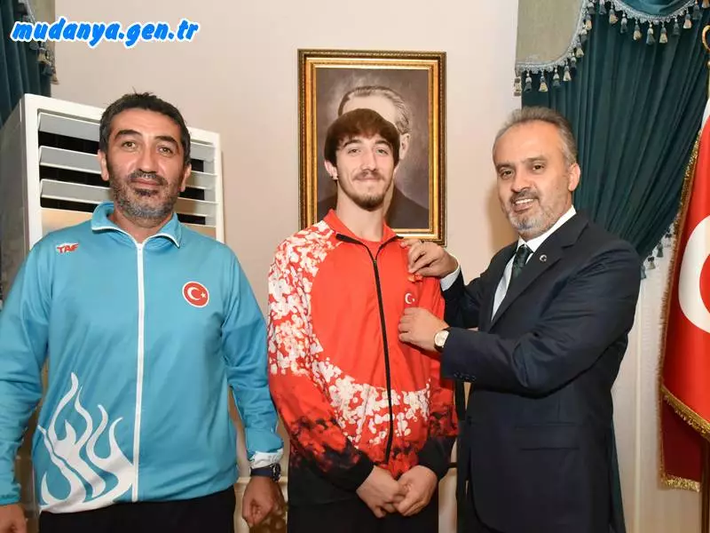 Başkan Aktaş Dünya Şampiyonu Bursalı Sporcu Berke Akçam'ı Ağırladı