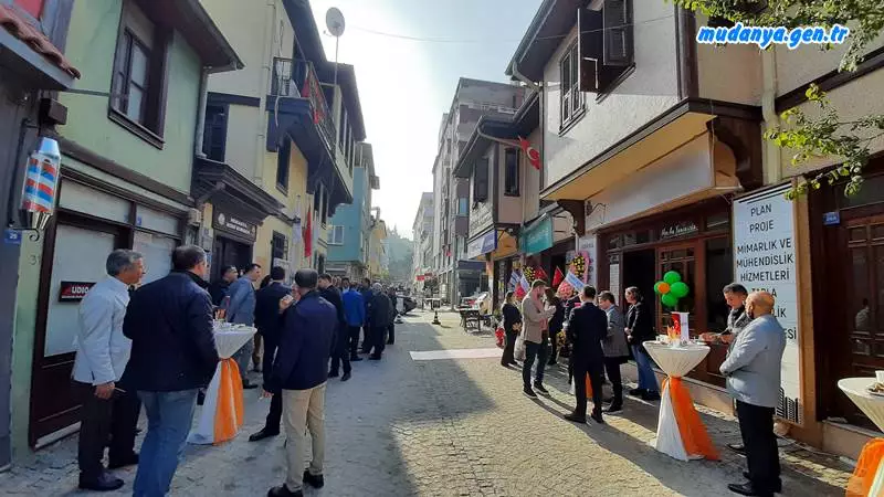 Mudanya'da 15 yıldır sigortacılık sektöründe kesintisiz hizmet veren Biçer Sigorta 15. yılını dostları ve müşterilerinin katılıyla işyerinde düzenlediği bir kokteyl'le kutladı.