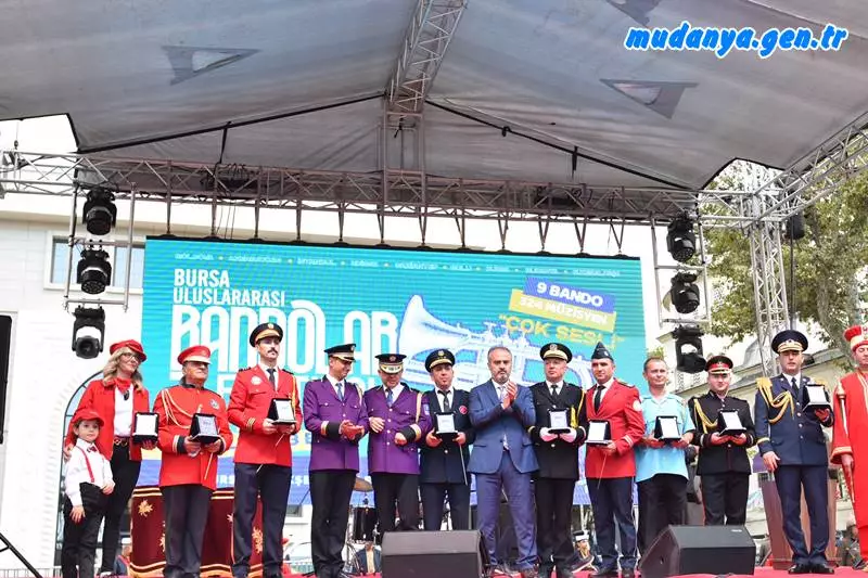 Bursa Büyükşehir Belediyesi tarafından bu yıl ilki düzenlenen Uluslararası Bandolar Festivali, Azerbaycan, Moldova ve Türkiye’nin farklı kentlerinden gelen bando takımlarının kortej yürüyüşü ile başladı. Bursa caddelerinde bayram havası estiren etkinlikte Büyükşehir Belediye Başkanı Alinur Aktaş’ın şefliğinde bando takımları hep birlikte Anafartalar Marşı’nı çaldı.