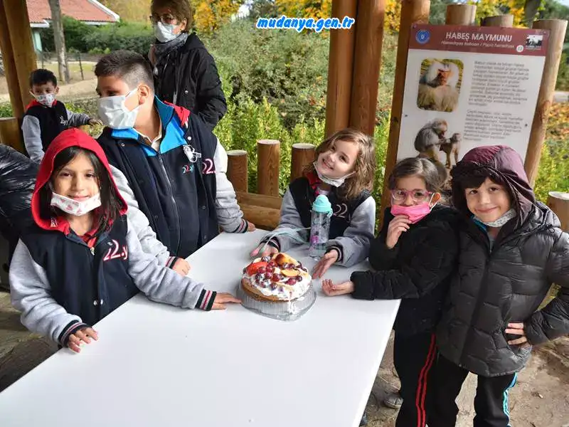 Bursa Hayvanat Bahçesi'nde çocuklar hayvanlara pasta hazırladı