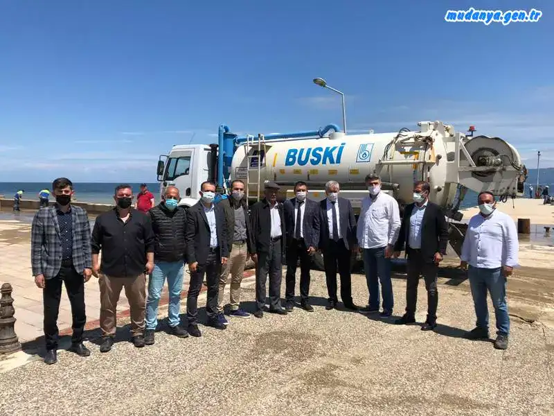 Mudanya ilçesine bağlı Tirilye Mahallesi'nde çok sayıda ev, iş yeri ve bir okulun sular altında kalmasına, kaldırım taşları yerinden sökülmesine yol açan sağanak yağışın ardından Bursa Büyükşehir Belediyesi ve BUSKİ ekiplerinin çalışmalarıyla bölgede hayat kısa sürede normale döndü.