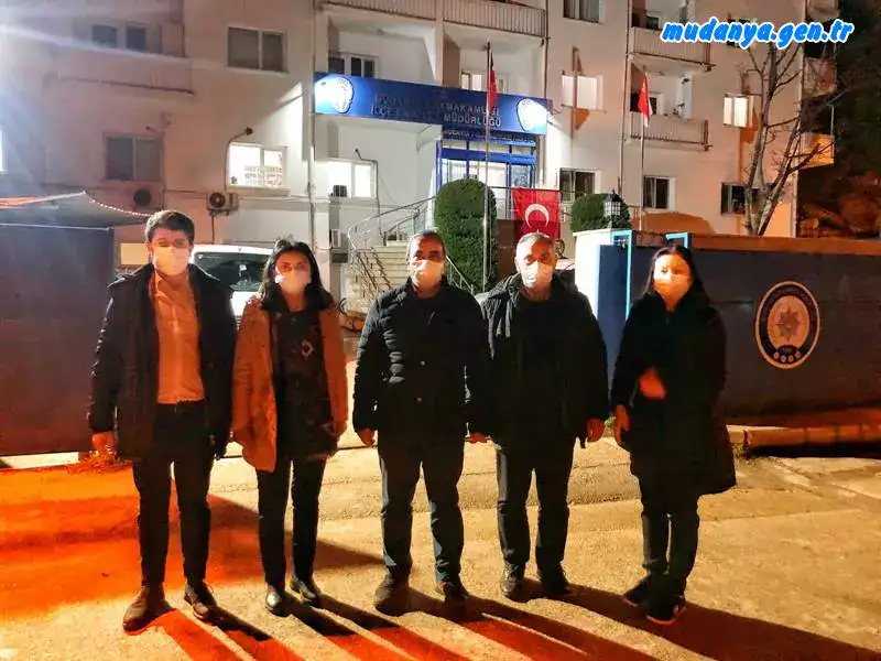 Cumhuriyet Halk Partisi Bursa İl Başkanı İsmet Karaca, partisince Mudanya'da asılan billboardların Savcılık emriyle sökülmesinin, iktidarın kötü ekonomi yönetimi nedeniyle erittiği Merkez Bankası rezervinin akıbetinin sorulmasından duyduğu rahatsızlığı gösterdiğini söyledi. "128 milyar dolar nerede?" sorusundan neden bu kadar rahatsız olunduğunu soran Karaca, yaptığı yazılı açıklamada şu ifadelere yer verdi: