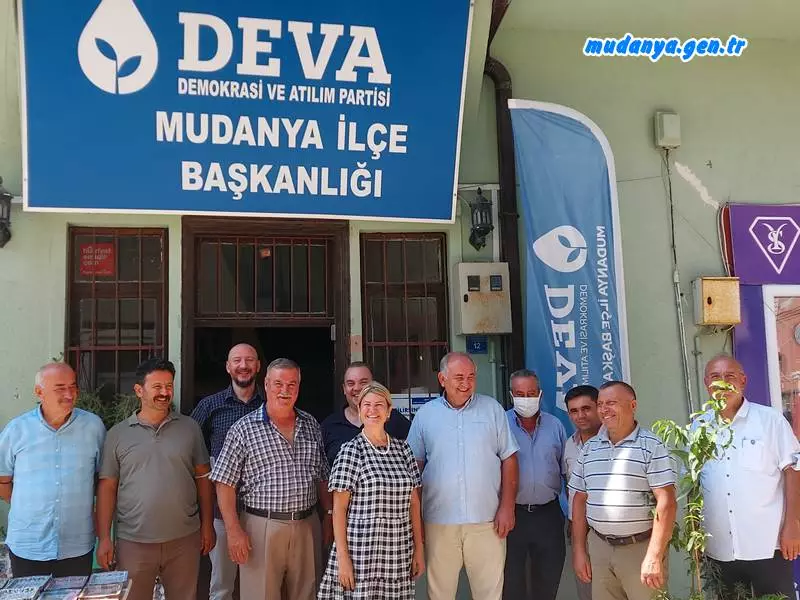 Mudanya ilçe Ziraat Odası Başkanı Erdoğan Yıldız ve Yönetim Kurulu  Demokrasi ve Atılım Partisi  (DEVA) Mudanya İlçe Başkanı Dilek Durak ve ekibine kongreden sonraki yeni döneminde başarı dileklerini iletmek adına ilçe hizmet binasında ziyarette bulundular.