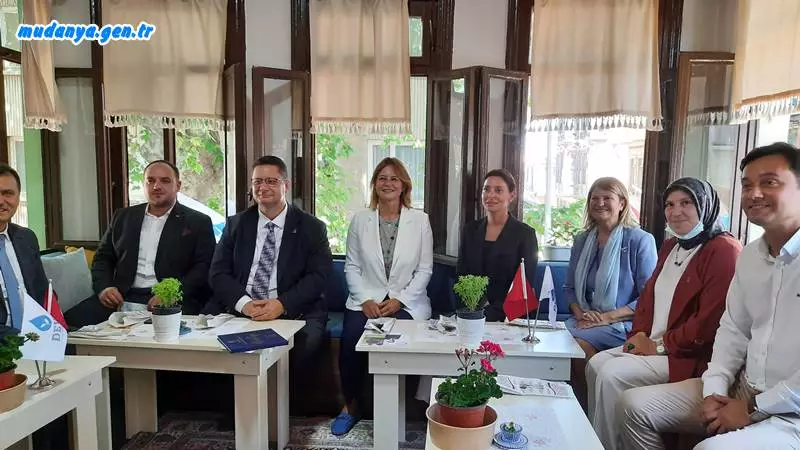 Ali Babacan Genel Başkanlığında Türk siyasi hayatına giren Demokrasi ve Atılım Partisi (Deva) Genel Başkan Yardımcısı Sena Oktar ve Bölge Koordinatörü Merve Mollamehmetoğlu Keleş'in katılımlarıyla Mudanya Giritli mahallesinde ilçe hizmet binasının açılışı yapıldı.