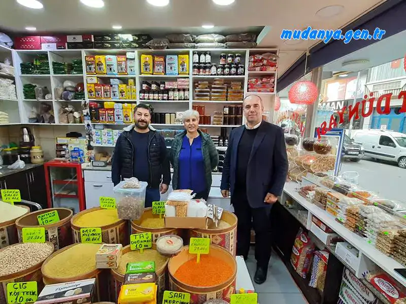 Esnaf Başkanı ABDULAZİZOĞLU Mudanya ana arterlerinden İpar Caddesi esnafını ziyareti sırasında esnaf tek taraflı park alanında günlerce araçlarını bırakanlar olduğunu, bazı esnafların bu denetimsizlik nedeniyle zor anlar yaşadığını iş yerlerine mal indirme ve yüklemede çok sıkıntı çektiklerini, trafik polislerinin park etmenin yasak olduğu caddenin sol tarafında mal getiren ya da yükleme yapan esnafa ceza kestiklerini fakat sağ kısımda günlerdir duran boş yere caddeyi işgal eden araçlara kayıtsız kaldıklarını söylediler