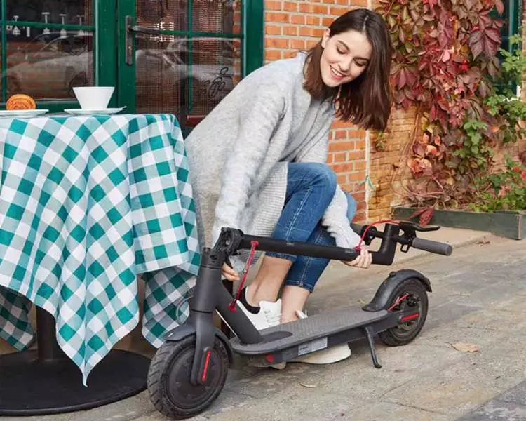 Resmi Gazete'nin bugünkü sayısında elektrikli scooter'larla ilgili bir yönetmelik yer alıyor. Bu yönetmeliğe göre elektrikli scooter kullanan vatandaşlar, artık bazı kurallara uymak zorundalar. Peki Resmi Gazete'de yer alan yönetmelik, ne gibi hükümler içeriyor?