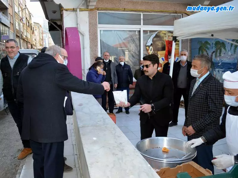 Mudanya Esnaf Kefaret Kooperatif merhum Başkan Emir Ali Usta'nın vefatının 40. gününde kooperatif önünde lokma dağıtarak dua ettiler.