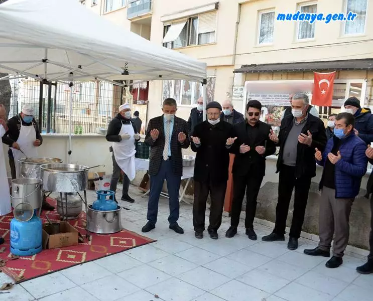 Mudanya Esnaf Kefaret Kooperatif merhum Başkan Emir Ali Usta'nın vefatının 40. gününde kooperatif önünde lokma dağıtarak dua ettiler.