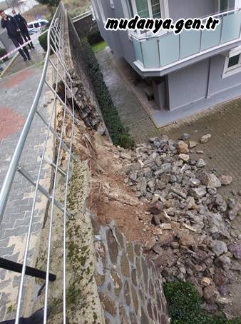 Mudanya'nın Güzelyalı Burgaz Mahallesi'nde bulunan Esenkent Sitesi'nin istinat duvarı aşırı yağışlar nedeniyle meydana gelen toprak kayması sonucu çöktü. Olayda yaralanan ya da ölen olmadı.