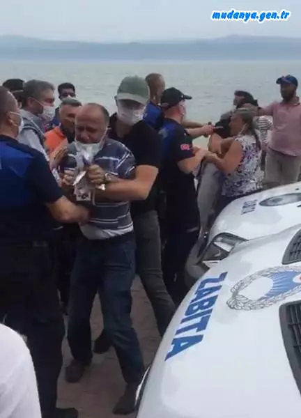 İYİ Parti Mudanya İlçe Başkanı Hüseyin HATİPOĞLU Güzelyalı yerleşik esnafına dün gerçekleştirilen biber  gazlı zabıta müdahalesi terör estirmek olarak tanımladı. HATİPOĞLU yaptığı basın açıklamasında Büyükşehir Zabıtasına ağır eleştirilerde bulundu.