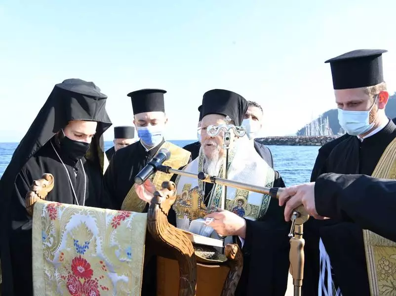  Tirilye’de eski adı Hagios Basileios Kilisesi olan ve şu an kültür merkezi olarak kullanılan yapıda ayin düzenlendi. Ayini Fener Rum Patriği Bartholomeos yönetti. Jandarma ekipleri iskele etrafında güvenlik tedbiri aldı. Yaklaşık 4 saat süren ayinin ardından denizden haç çıkarma töreni için Tirilye merkezinden iskeleye kadar yüründü.
