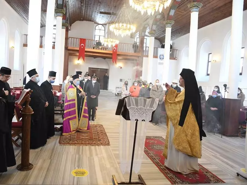 Hıristiyan inancına göre Hazreti İsa’nın doğumu ve vaftizi münasebetiyle Bursa’nın Mudanya ilçesindeki Tirilye beldesinde her sene 19 Ocak’ta gerçekleştirilen denizden haç çıkarma ayinine bu yıl Ukrayna Başkonsolosu Dr. Sergiy (Serhii) Revenko ile ailesi ve İtalya Metropoliti ve ailesi katıldı.
