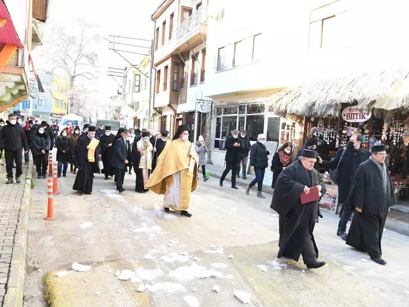 Mudanya Tirilye'de Fener Rum Patriği Bartholomeos'un da katıldığı denizden haç çıkarma ayini dondurucu soğukta yapıldı. Eksi 10 derece olan deniz suyuna haç çıkarmak için atlayan olmayınca patrik iple bağladığı haçı suya atıp geri çekti.