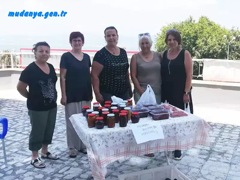 Mudanya GÜÇLÜ Kadınlar Topluluğu Derneği (GüçKadDer) 13 Temmuz - 17 Temmuz arasında Mudanya'da çıkan yangınlarda mağdur olan Ailelerden Fehime Acar ve Leyla Uysal için düzenlediği kermesi tamamlayarak elde edilen yardım ve bağışları ailelere teslim etti.