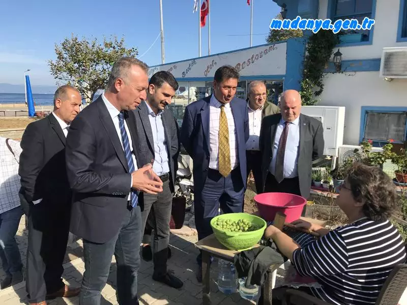 Memleket Partisi Bursa İl Başkanı Güner Aklan, Mudanya İlçe Başkanı Hasan Yıldırım, Yıldırım İlçe Başkanı Mesut Şahin, Karacabey İlçe Başkanı Sami Süer, Gürsu İlçe Başkanı Ali Okan, Genel Disiplin Kurulu Üyesi Cavit Kaya ile İl ve İlçe Yönetim Kurulu Üyeleri ile birlikte Tirilye’de bazı ziyaretler gerçekleştirerek partiye katılanlara rozet taktı.