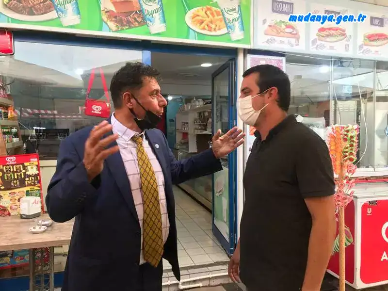 Bursa Büyükşehir Belediyesi ve Mudanya Belediyesi zabıta ekiplerinin, bugün Güzelyalı sahil boyundan Demirhane mevkii dolgu alanına kadar olan bölgede esnafın masa, sandalye, şemsiye ve şezlonglarını toplaması ve bu sırada biber gazı kullanarak esnaflara sert müdahalede bulunması büyük tepki çekti.Bunun üzerine Güzelyalı’ya giden Memleket Partisi İlçe Başkanı Hasan Yıldırım ve Mudanya Belediye Meclis Üyesi Mehmet Er, Büyükşehir ve Mudanya Belediye zabıtalarının sert müdehalesiyle karşılaşan esnafları ziyaret etti.