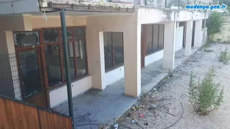 Meclis Üyesi Erden açıklamasında "PTT binası yanındaki HALI SAHA ile sonuçta mahkemelik oldunuz. Dediğim dedik öttürdüğüm düdük yaklaşımlarınız nedeniyle 7 yıldır bu yer metruk vaziyette duruyor. Sizden önce geceleri ışıl ışıl olan bu yer 7 yıldır karanlık, pislik içinde ve madde bağımlıların uğrak noktası. Eserinizle övünebiliyor musunuz? Hani Mudanya’yı ve Mudanyalı’ları seviyordunuz? 7 Yıldır Belediyemizin kira kaybı ne kadar?" diye sordu.