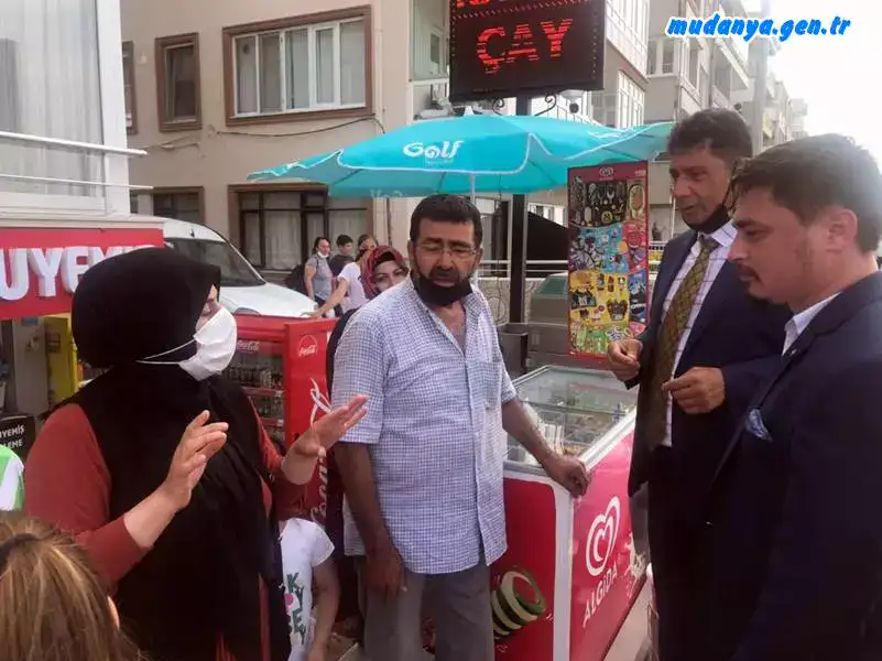 Bursa Büyükşehir Belediyesi ve Mudanya Belediyesi zabıta ekiplerinin, bugün Güzelyalı sahil boyundan Demirhane mevkii dolgu alanına kadar olan bölgede esnafın masa, sandalye, şemsiye ve şezlonglarını toplaması ve bu sırada biber gazı kullanarak esnaflara sert müdahalede bulunması büyük tepki çekti.Bunun üzerine Güzelyalı’ya giden Memleket Partisi İlçe Başkanı Hasan Yıldırım ve Mudanya Belediye Meclis Üyesi Mehmet Er, Büyükşehir ve Mudanya Belediye zabıtalarının sert müdehalesiyle karşılaşan esnafları ziyaret etti.