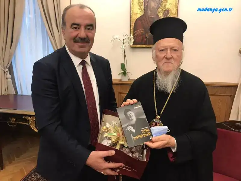 Hayri Türkyılmaz Bir taraftan Fener Rum Patriği Bartholomeos’la Tirilye Taş Mektep yaz okulu projesi geliştirecek; diğer taraftan Tirilyesporun sahasını molozlar içinde atıl durumda bırakacaksın.