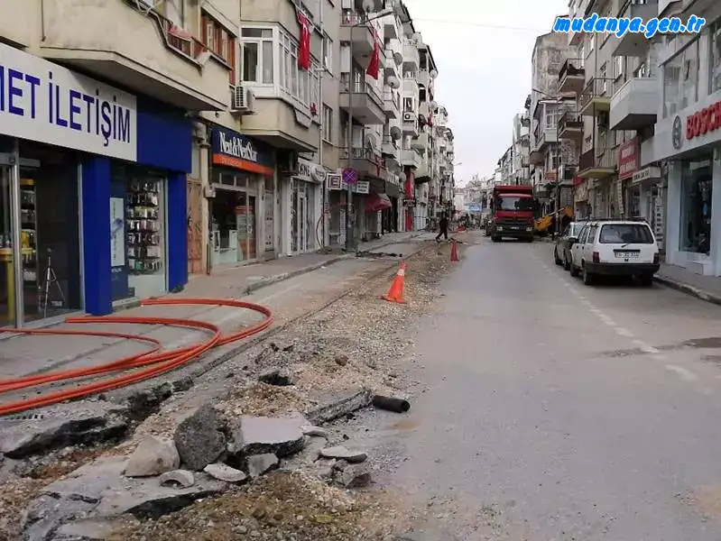 İpar Caddesi'ndeki Kazı Çalışması Sürücülere Zor Anlar Yaşatıyor